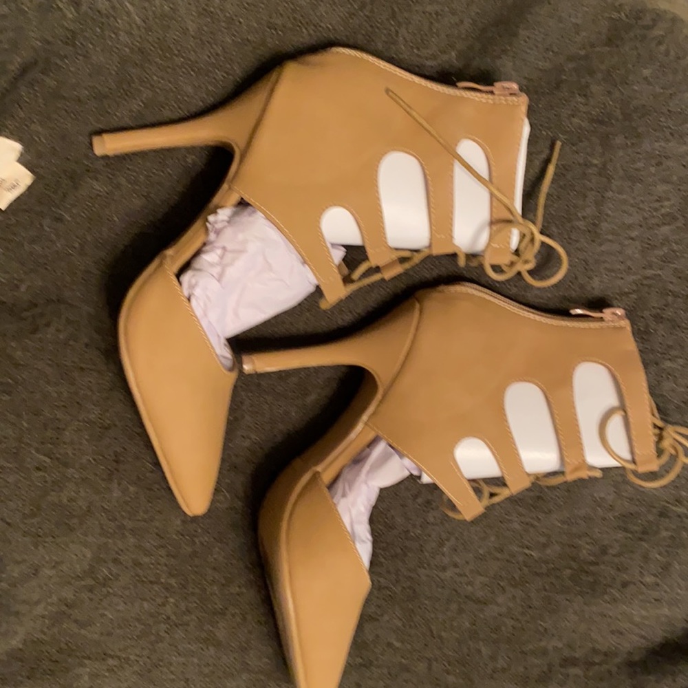 Women’s size 7 1/2 High Heels - Picture 2 of 16